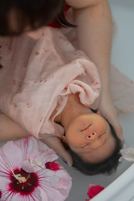 Accompagnante souriante au contact d un bébé